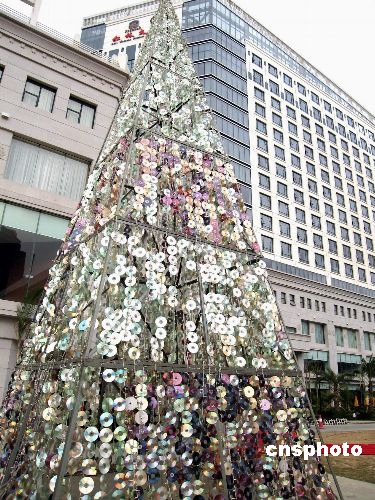 圖：南寧一酒店用廢棄光盤搭建金字塔宣傳環保