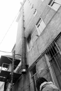 樓體表面安煙囪居民心里直發慌