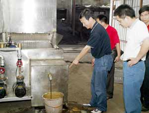 廢化纖油現在變成了每噸3500元的“寶”，從龍頭中源源流出。