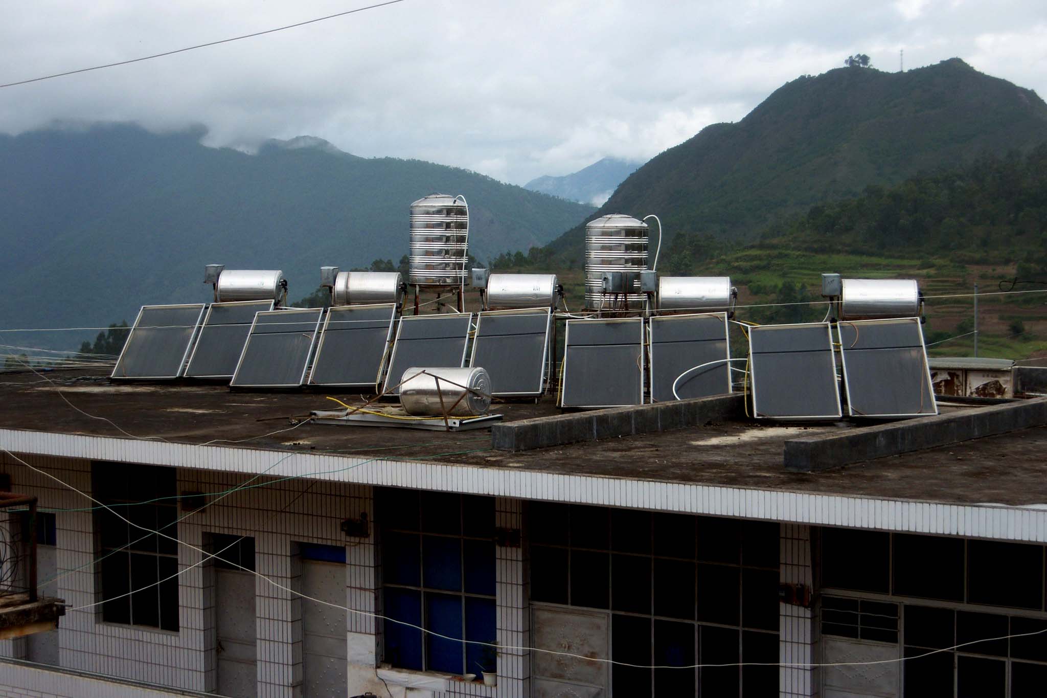 日本發明可用太陽能和風能發電的卡車