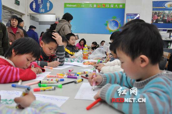 長沙環保低碳宣傳進社區小朋友用樹葉給地球寫信