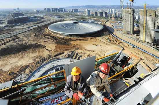11月15日，在省重點工程中國（太原）煤炭交易中心施工現場，工程技術人員正在安裝主樓玻璃幕墻。