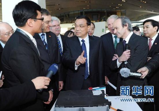 1月8日，正在德國進行正式訪問的中國國務院副總理李克強在慕尼黑參觀寶馬新能源汽車項目。 新華社記者饒愛民攝 