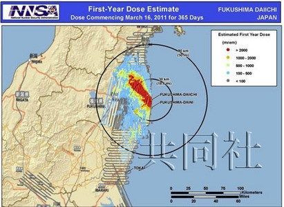 圖為福島第一核電站周邊的輻射量模擬圖。紅色區域1年累計輻射量可能超過20微希。美國能源部提供。（共同社） 