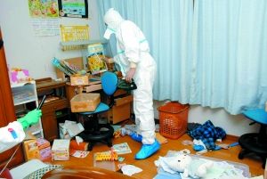 10日，福島警戒區內一居民身穿防護服回到家中，尋找可以帶走的物品。