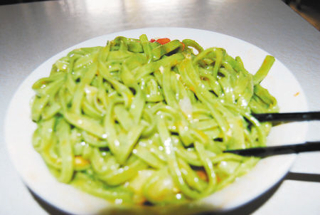 現場榨汁的純正菠菜面。 記者 王超 攝