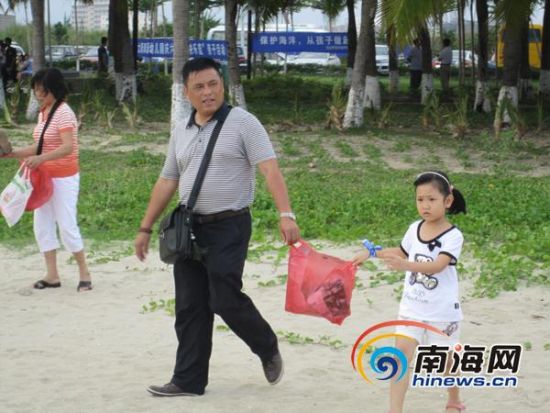 三亞：小朋友手系藍絲帶爭當海洋環保小衛士