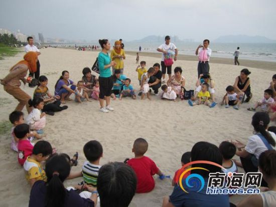 三亞：小朋友手系藍絲帶爭當海洋環保小衛士