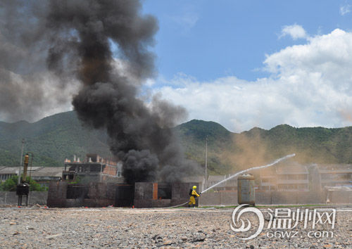 化工廠連環“爆炸”鹿城應急救援演練（圖）