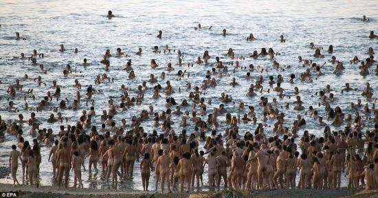 首次死海千人裸體大合影。