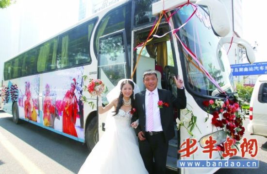 一對新人用大巴車舉辦婚禮既拉風又環保(圖)