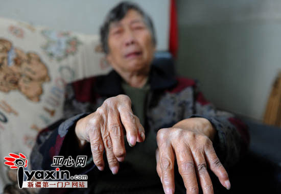 新疆烏魯木齊13戶市民家中暖氣十余年不熱環保局長為眾人解決難題