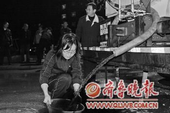 居民在水罐車前接水。本報記者　顧松　攝
