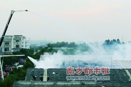 番禺一化工倉庫爆炸騰起百米“蘑菇云”
