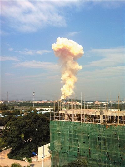 化工廠爆炸激起蘑菇云