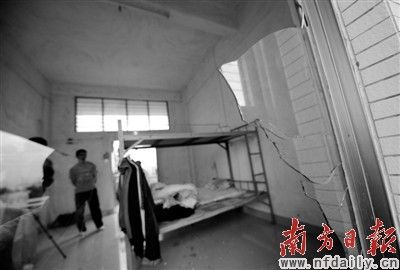 爆炸點附近一間工人宿舍玻璃門被震得支離破碎。