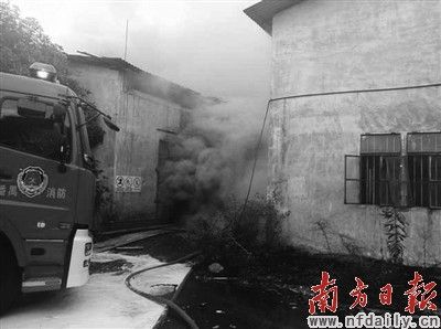 現場濃煙滾滾。楊銳榮 攝