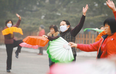 12月6日，太原霧霾侵城。在迎澤公園，有市民戴著口罩晨練。 　　新華社記者 燕 雁攝