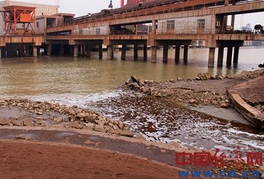 鎮江國際化工園兩河污水入江環保人員司空見慣