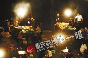 某大學寢室樓下幾家燒烤油煙熏人（資料圖片）。重慶晚報記者 楊帆 攝