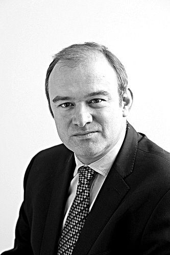 英國能源大臣涉嫌超速駕駛后讓妻子頂罪