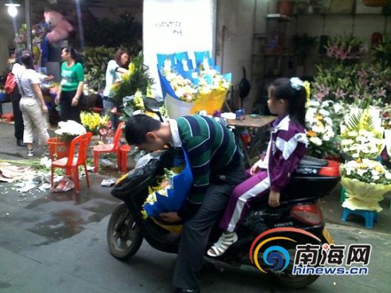 海口流行“環保”清明鮮花代替香火祭祀先人