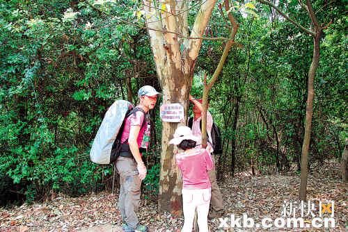 “驢友”們登火爐山不忘撿垃圾宣傳環保意識