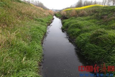 散發著惡臭的污水在河床上流淌，最終流入沙河。 