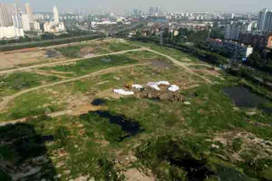 伴隨著我國城市化進程日益加快，許多原來位于市區的高污染、高耗能企業被關停或者搬遷出去，留下的場地只有在進行修復后才能進行開發。圖為我國中部地區一座城市中正進行修復的企業地塊。CFP供圖
