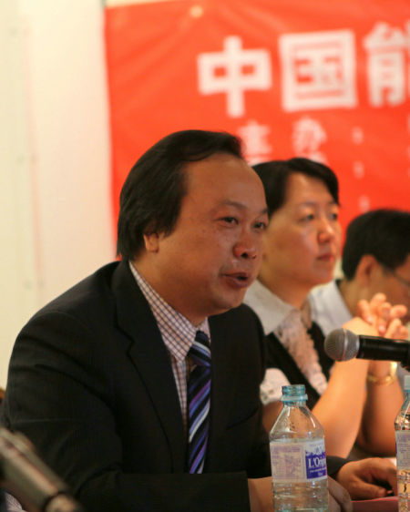 雙良節能系統股份有限公司董事長繆志強在演講和回答記者提問