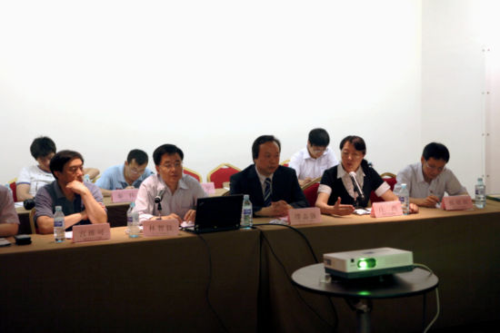 外經濟貿易大學國際經濟研究院副院長、博士生導師莊芮，國家信息中心中經網副總經理宮維可代表中經網及國家信息中心副主任李凱，中國空間技術研究院侯欣賓博士代表副院長李明在會上發言。