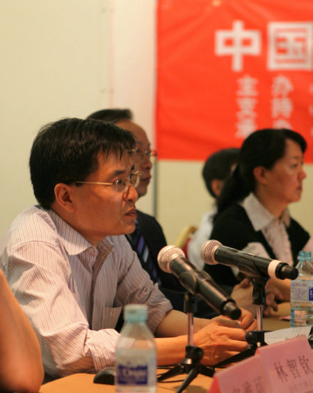 中國能源環境高峰論壇秘書長、中國能源環境研究中心主任林智欽教授主持會議，介紹了能源環境“百千萬萬”計劃構想和實施計劃，宣讀領導和重要專家寄語，回答記者提問。