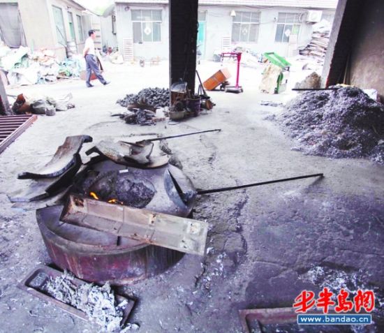廢鋁在高溫爐子上加工。
