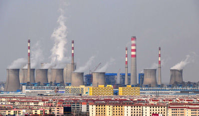備受輿論關注的濱州市魏橋工業園熱電廠在7月4日被濱州市政府正式宣布關停。圖為今年3月6日，濱州一家熱電廠的冷卻塔向空中排放霧氣。