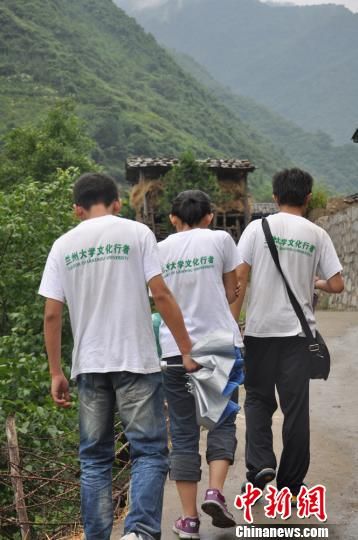 蘭州大學“文化行者”白馬藏族村寨傳播環保知識