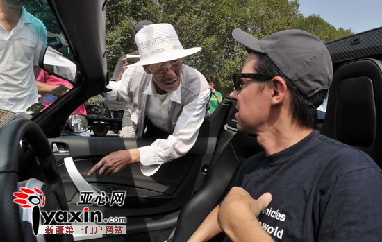 西班牙男子駕電動汽車來新疆烏魯木齊宣傳環保（圖）