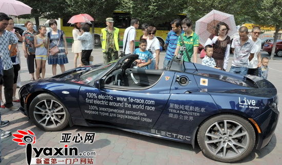 西班牙男子駕電動汽車來新疆烏魯木齊宣傳環保（圖）