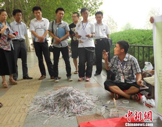 舊筆芯做鏈“鎖”男生“筆芯哥”行為藝術倡環保