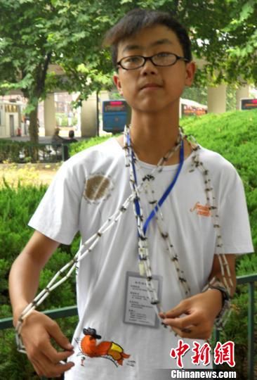 舊筆芯做鏈“鎖”男生“筆芯哥”行為藝術倡環保