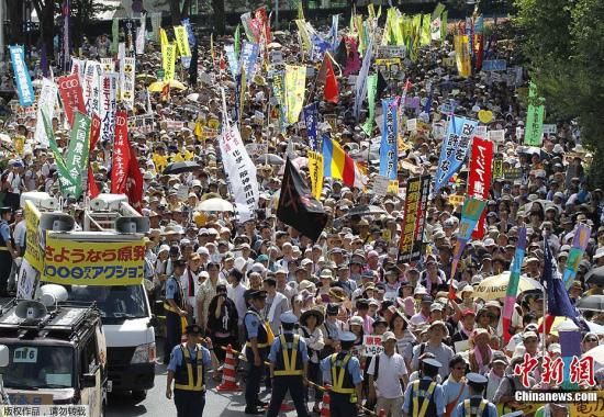 資料圖：當地時間7月16日，日本東京爆發“再見核電站”大集會。據主辦方透露，約有17萬人參加了此次活動。集會者呼吁關閉日本所有核電站，實現“無核化”。