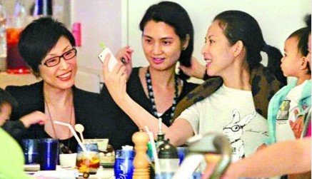 蔡少芬為洪欣陳法蓉慶生 全家出動女兒可愛(圖)