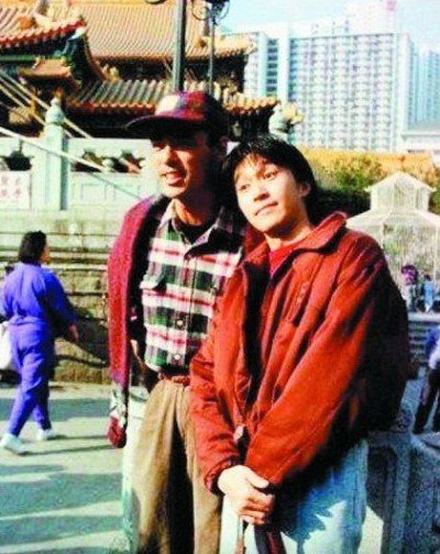 周星馳“撒嬌”照曝光 頭靠鐘鎮濤肩膀小鳥依人