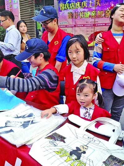 大學生和小朋友聯手義賣手繪環保袋資助民工子女
