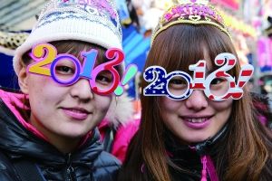 ▲戴著“2013”造型眼鏡的年輕人。新年到來讓人們充滿了喜悅和憧憬。 新華社發