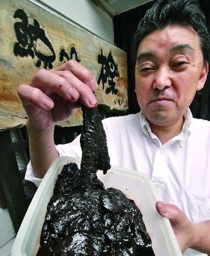 商家在展示鯨肉狗糧。