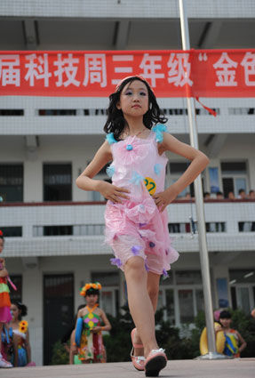小學生環保時裝倡導綠色消費（圖）