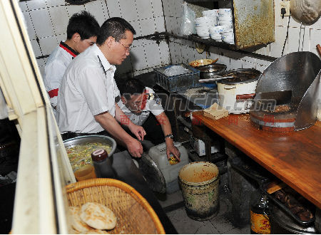 西安部分餐館用化工膠桶裝肉臊子