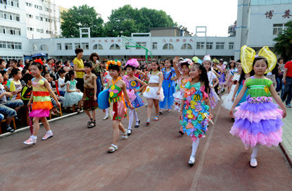 小學生環保時裝倡導綠色消費（圖）