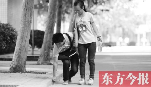  董宇飛早已習慣在行路時，隨手撿起被丟棄的筆芯以及垃圾，現在他的身邊又有了一位支持他的女友