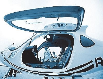 以鋰電池為能源電動飛機首飛